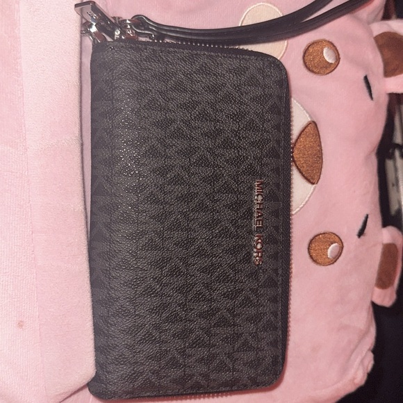 Micheal Kors jet black wristlet - Picture 2 of 5